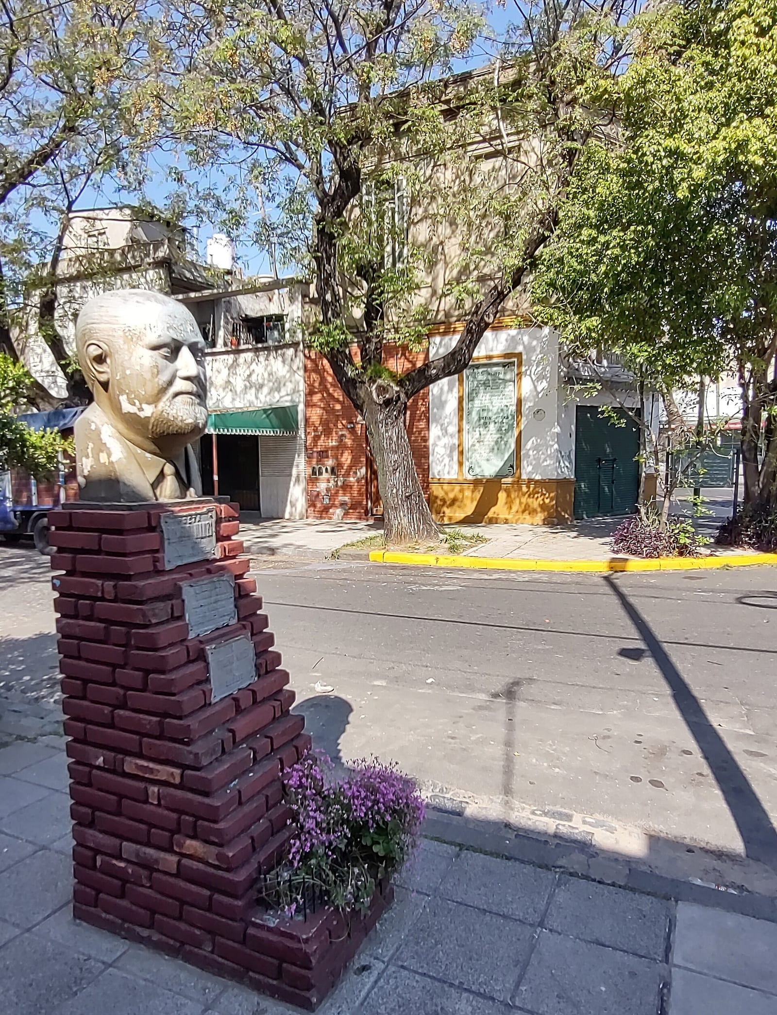 Busto de Homero Manzi en la Plazoleta que lleva su nombre, esquina de Esquiú y Tabaré, Nueva Pompeya