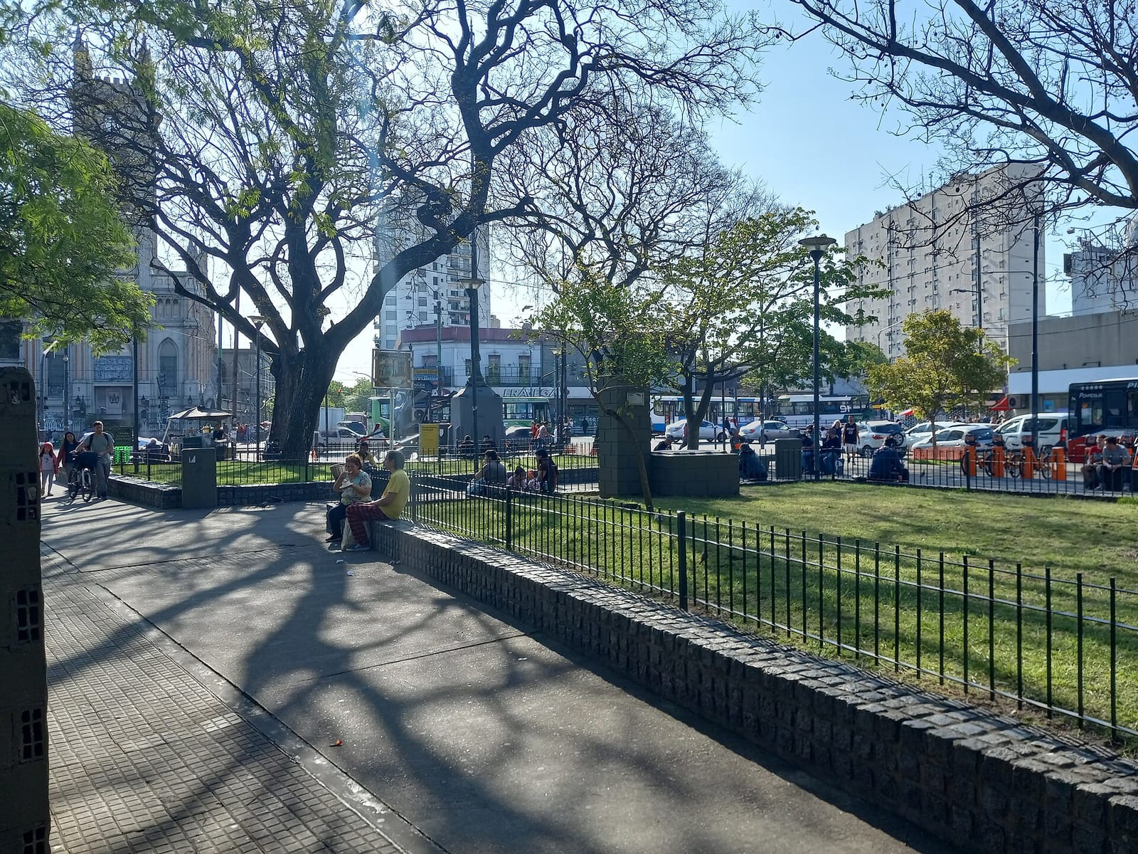 Plaza Nueva Pompeya, uno de los espacios verdes del barrio en la Ciudad de Buenos Aires