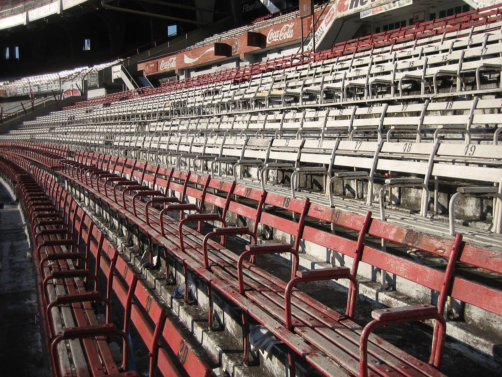 Interior del Estadio Monumental Antonio Vespucio Liberti, el estadio de fútbol más grande de Argentina