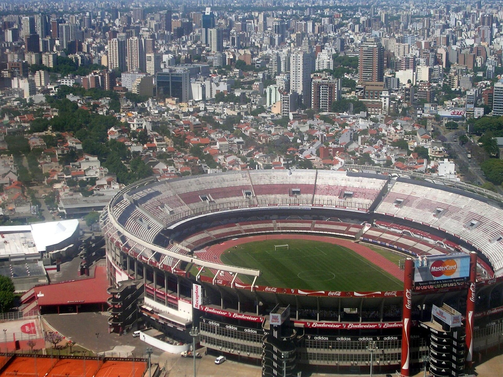 Vista aérea del Estadio Monumental y sus alrededores en el barrio de Núñez