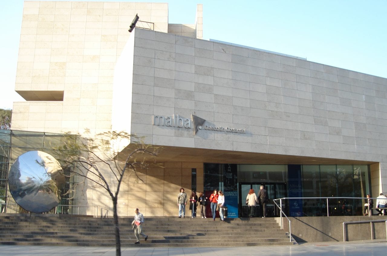 Fachada del MALBA, Museo de Arte Latinoamericano de Buenos Aires, sobre Av. Figueroa Alcorta