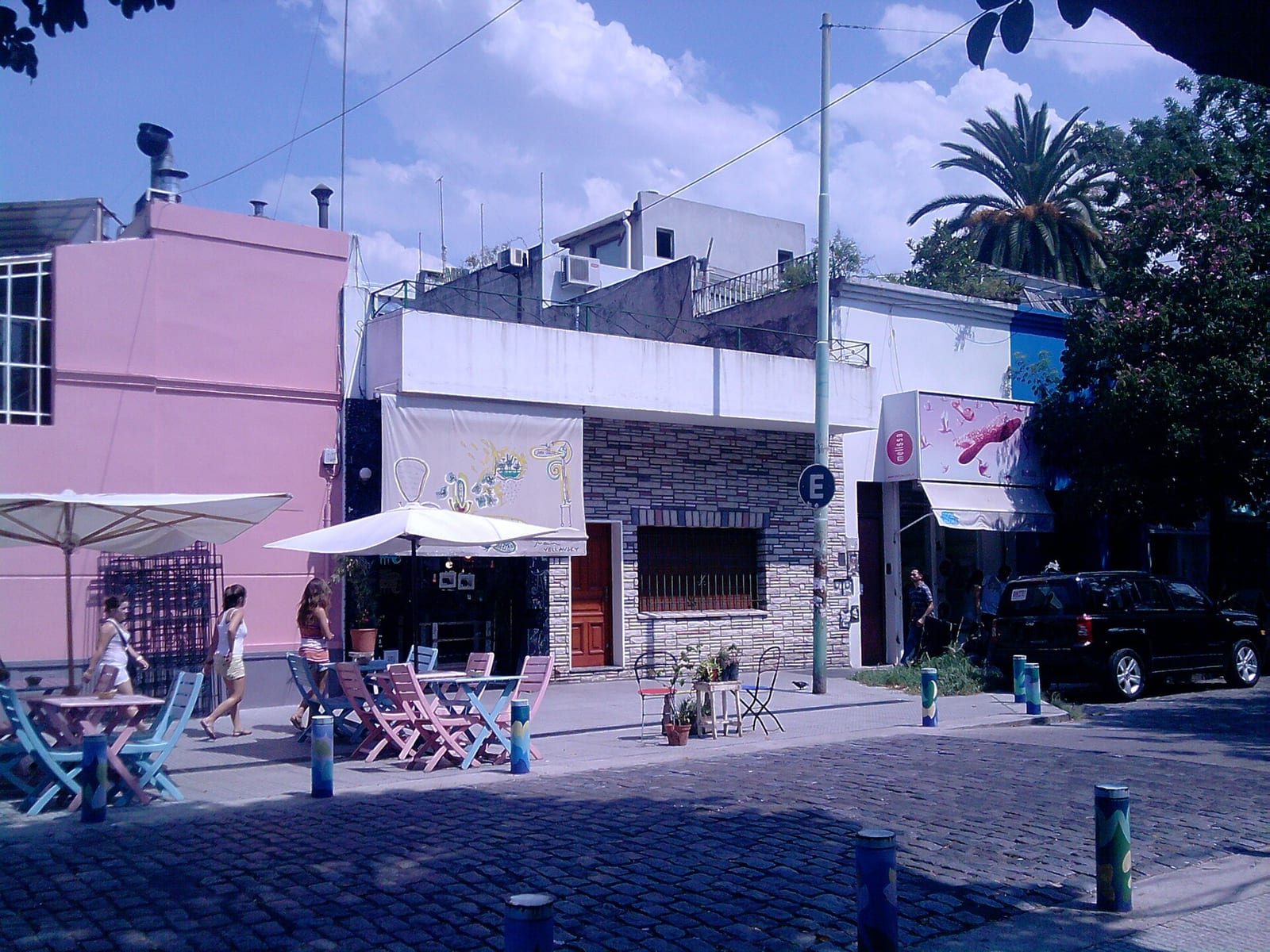 Escena callejera en Palermo Soho, Buenos Aires, con sus casas bajas y ambiente bohemio