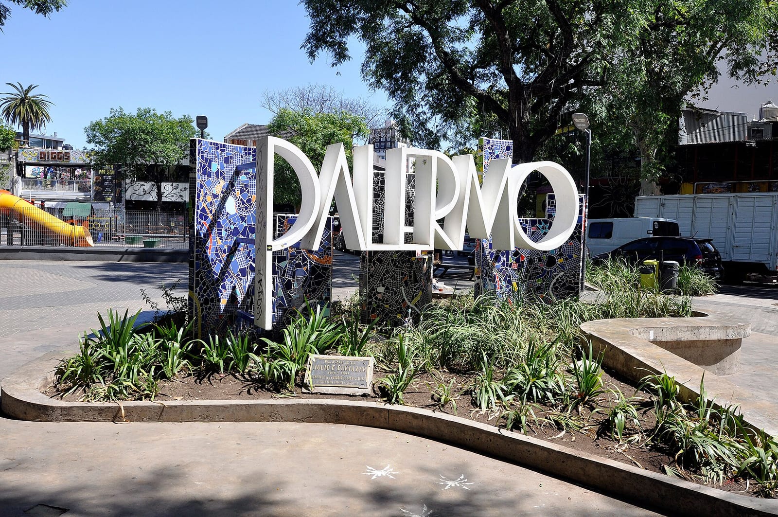 Plazoleta Julio Cortázar en Palermo Viejo, corazón del barrio conocido como Plaza Serrano