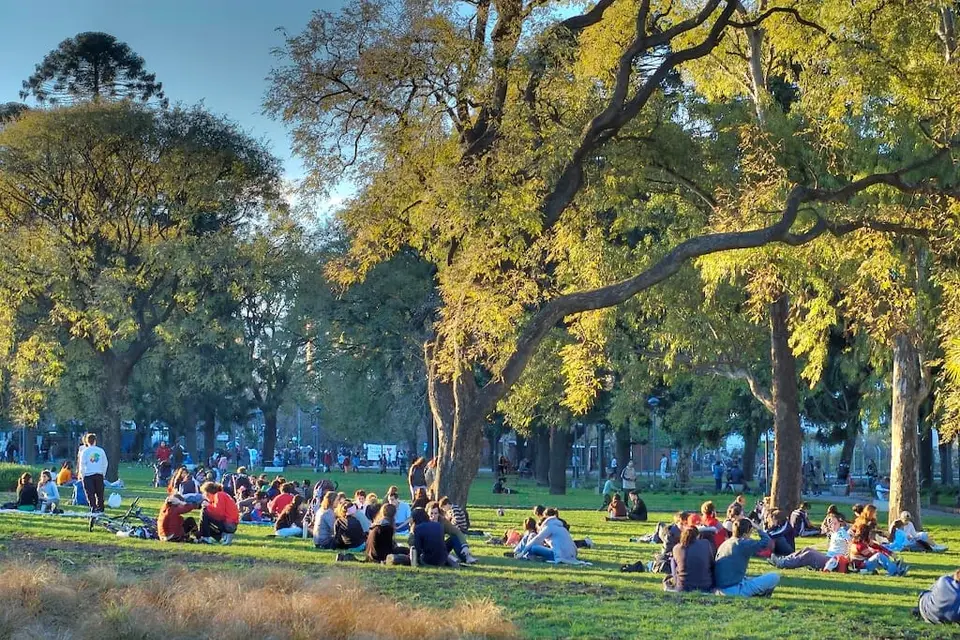 Vista del Parque Centenario con visitantes del domingo