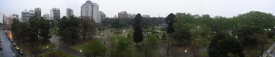 Vista panorámica del Parque Chacabuco, pulmón verde del barrio homónimo