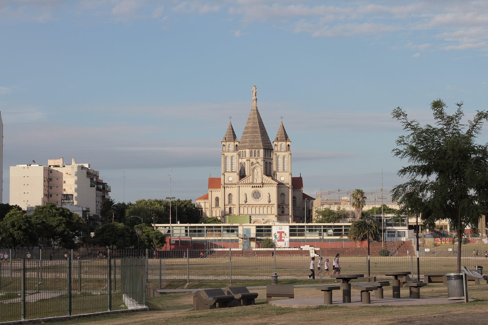 Iglesia de la Medalla Milagrosa, icono arquitectónico neogótico de Parque Chacabuco