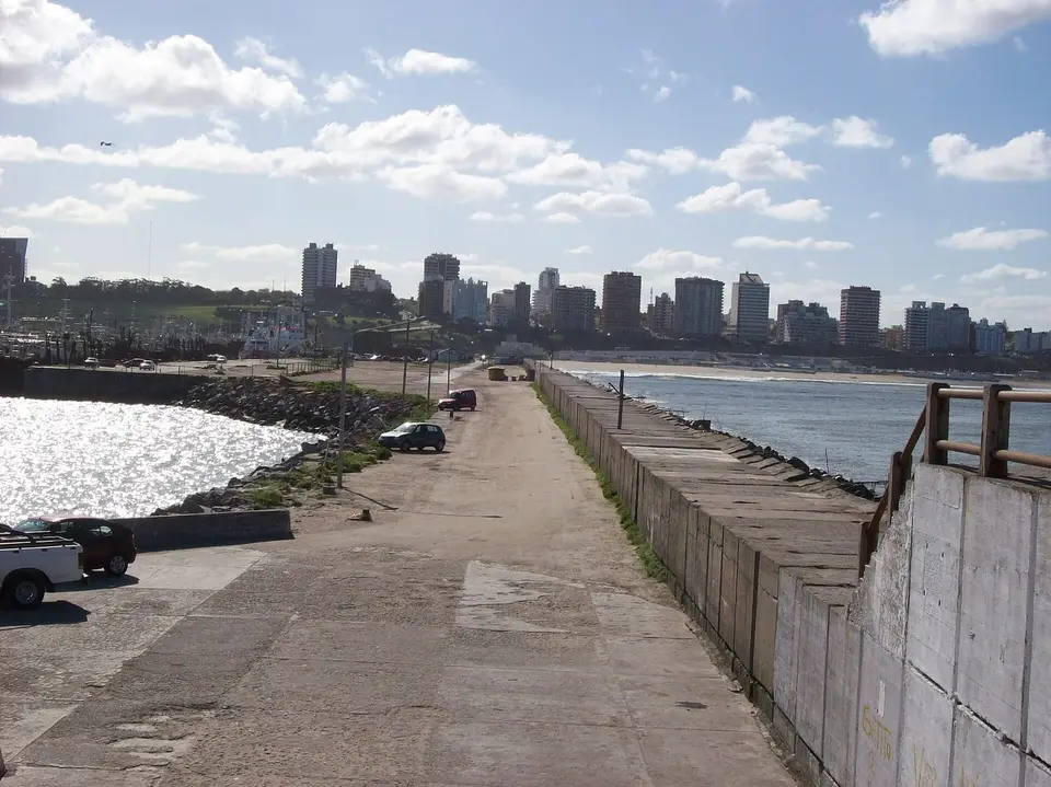 Escollera Norte de Mar del Plata, referencia costera cercana al barrio Parque Luro