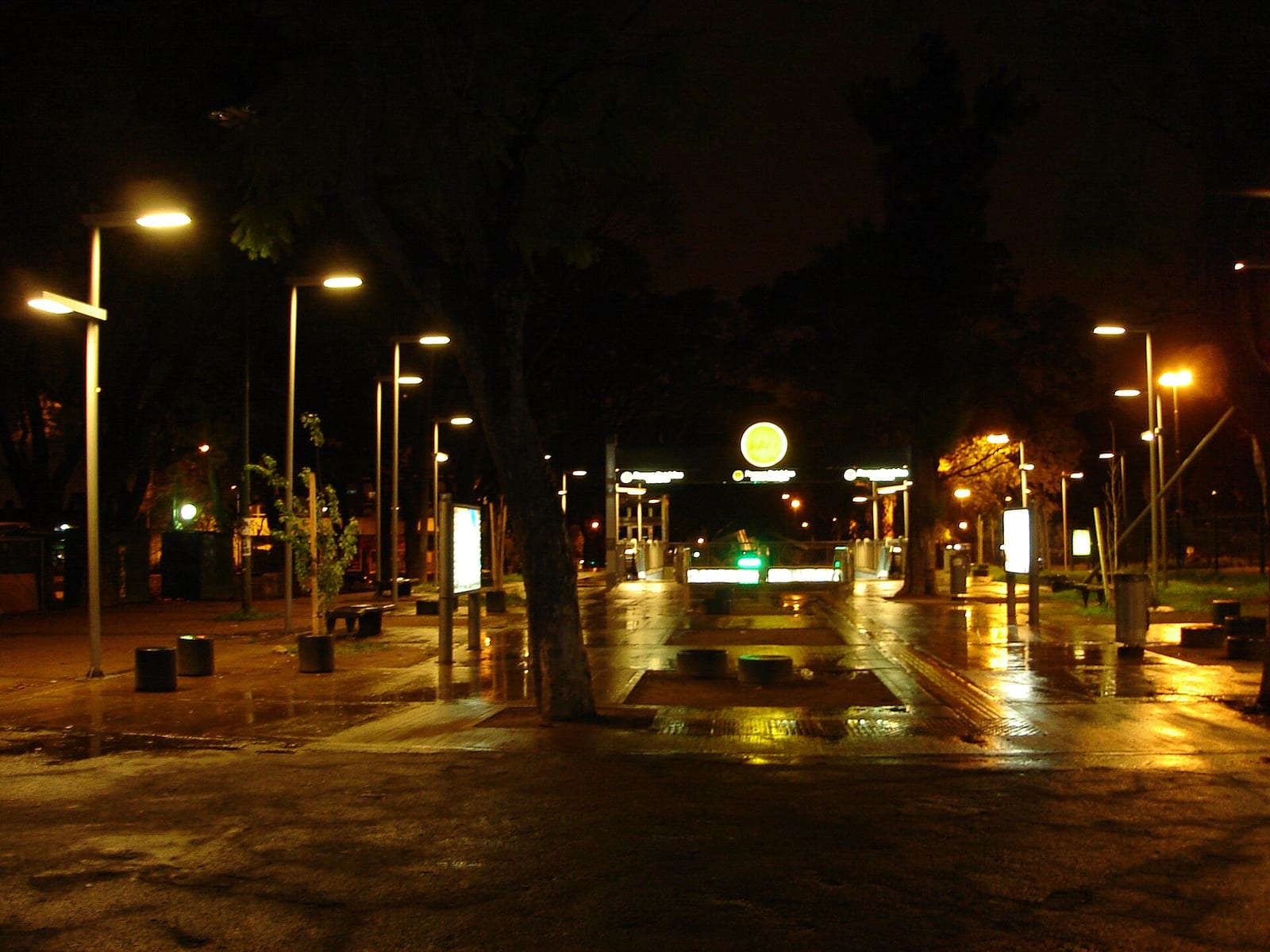 Estación Parque Patricios de la Línea H del Subte de Buenos Aires de noche