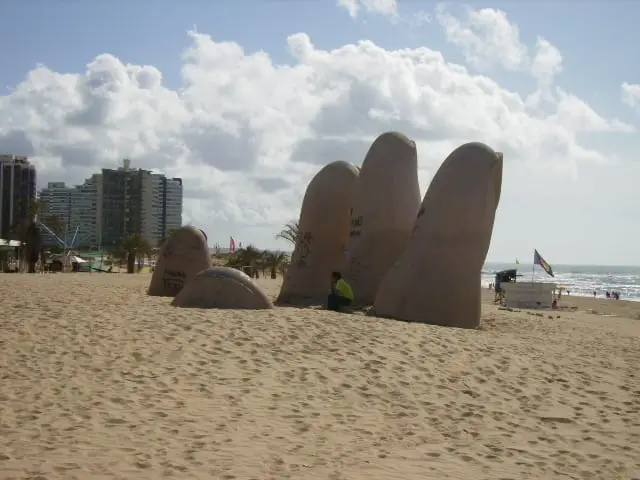 La Mano de Punta del Este emergiendo de la arena de Playa Brava