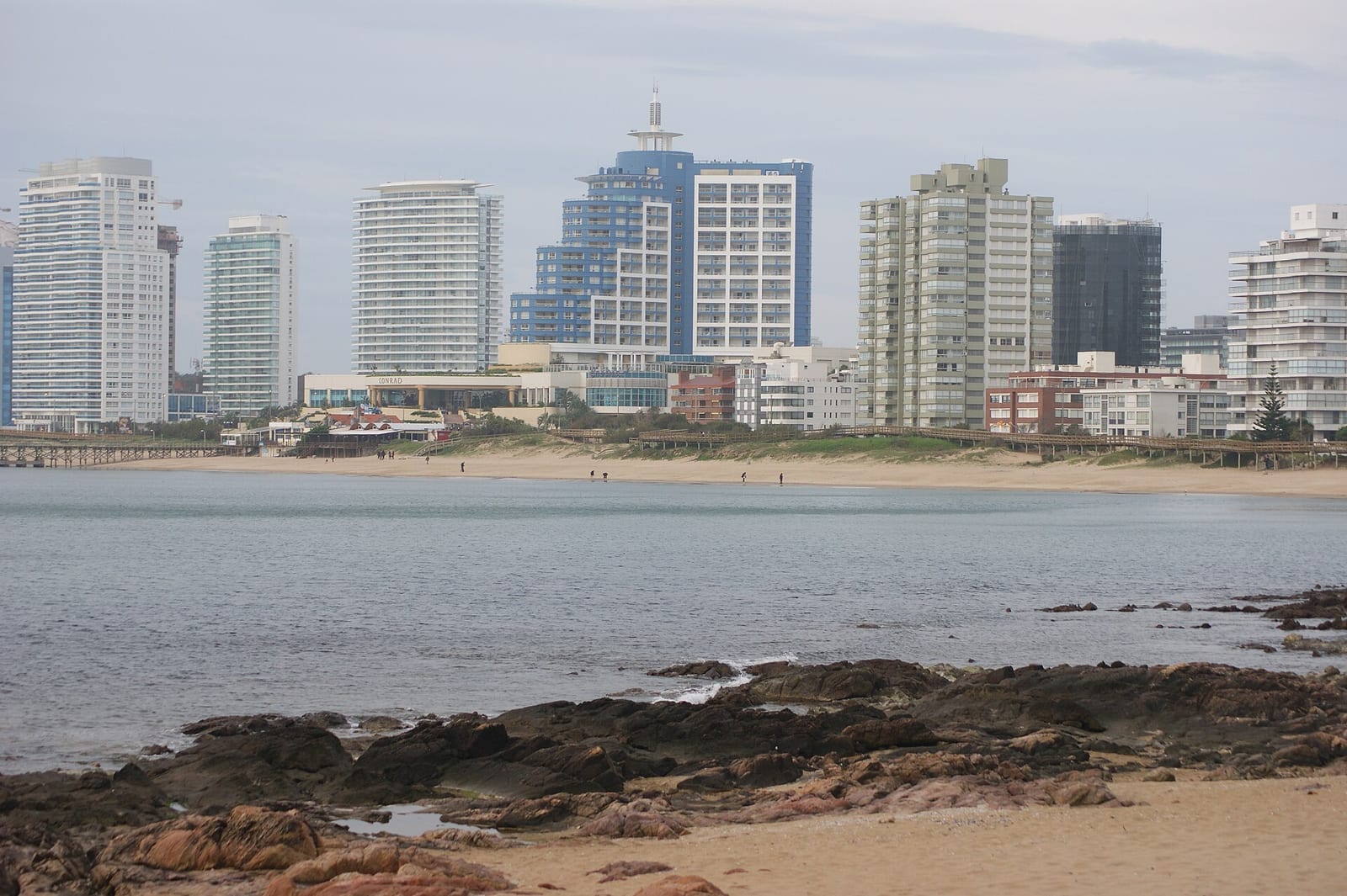 Playa Mansa en Punta del Este, Uruguay, con la Rambla Claudio Williman al fondo