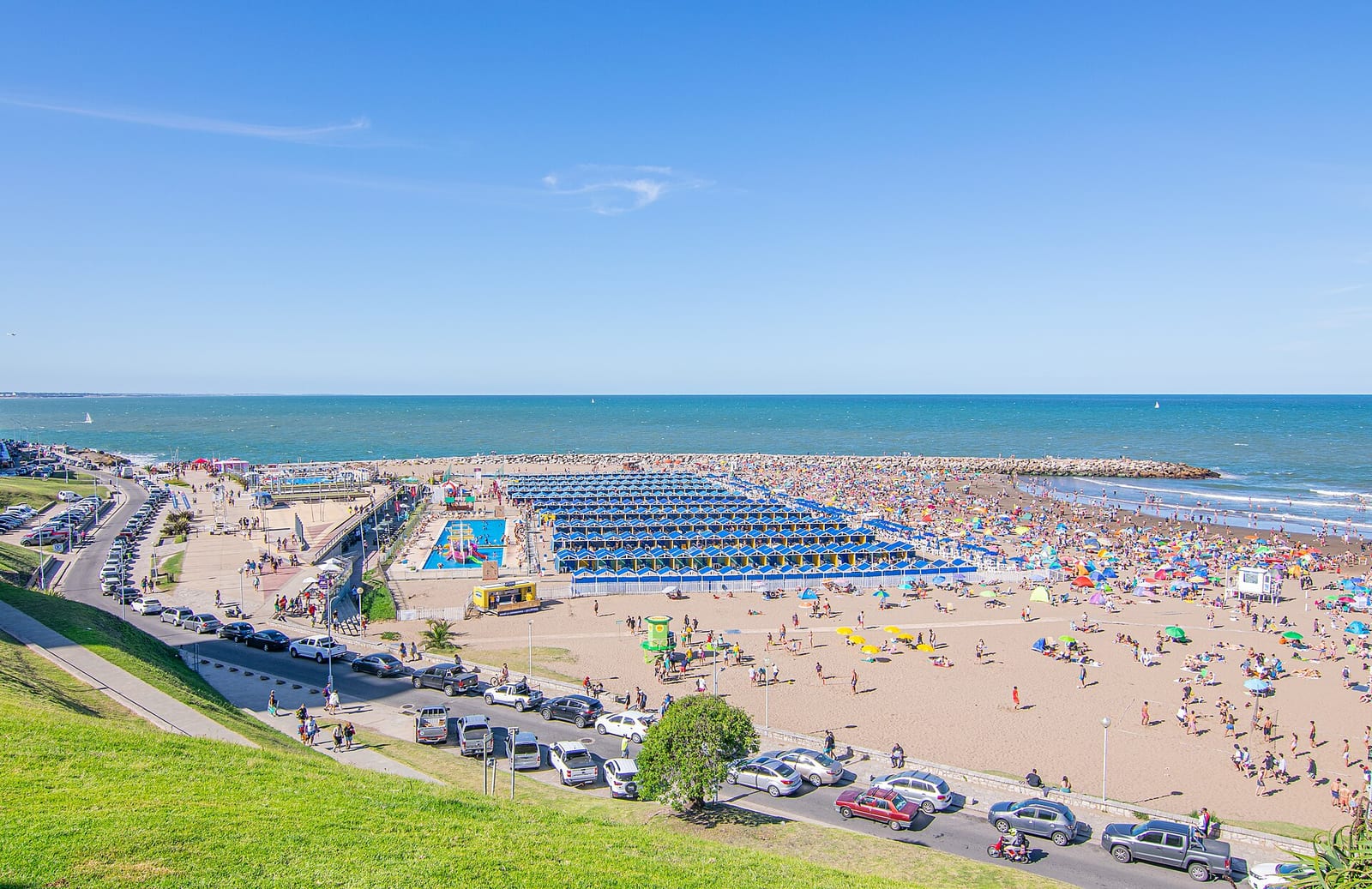 Playa Varese en enero 2024, vista panorámica de la bahía artificial