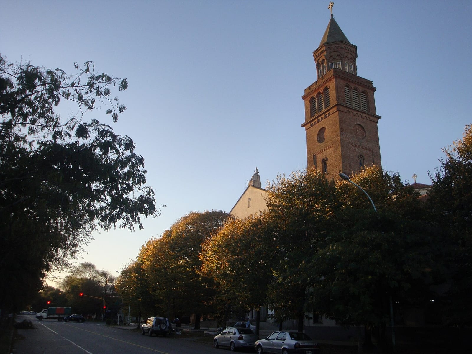 Avenida Libertad con la Parroquia Nuestra Señora del Rosario de Nueva Pompeya al fondo, Mar del Plata