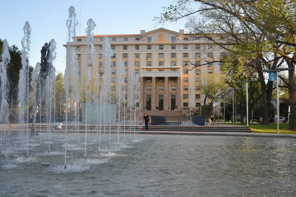 Casa de Gobierno de Mendoza, a pocos minutos de la Primera Sección