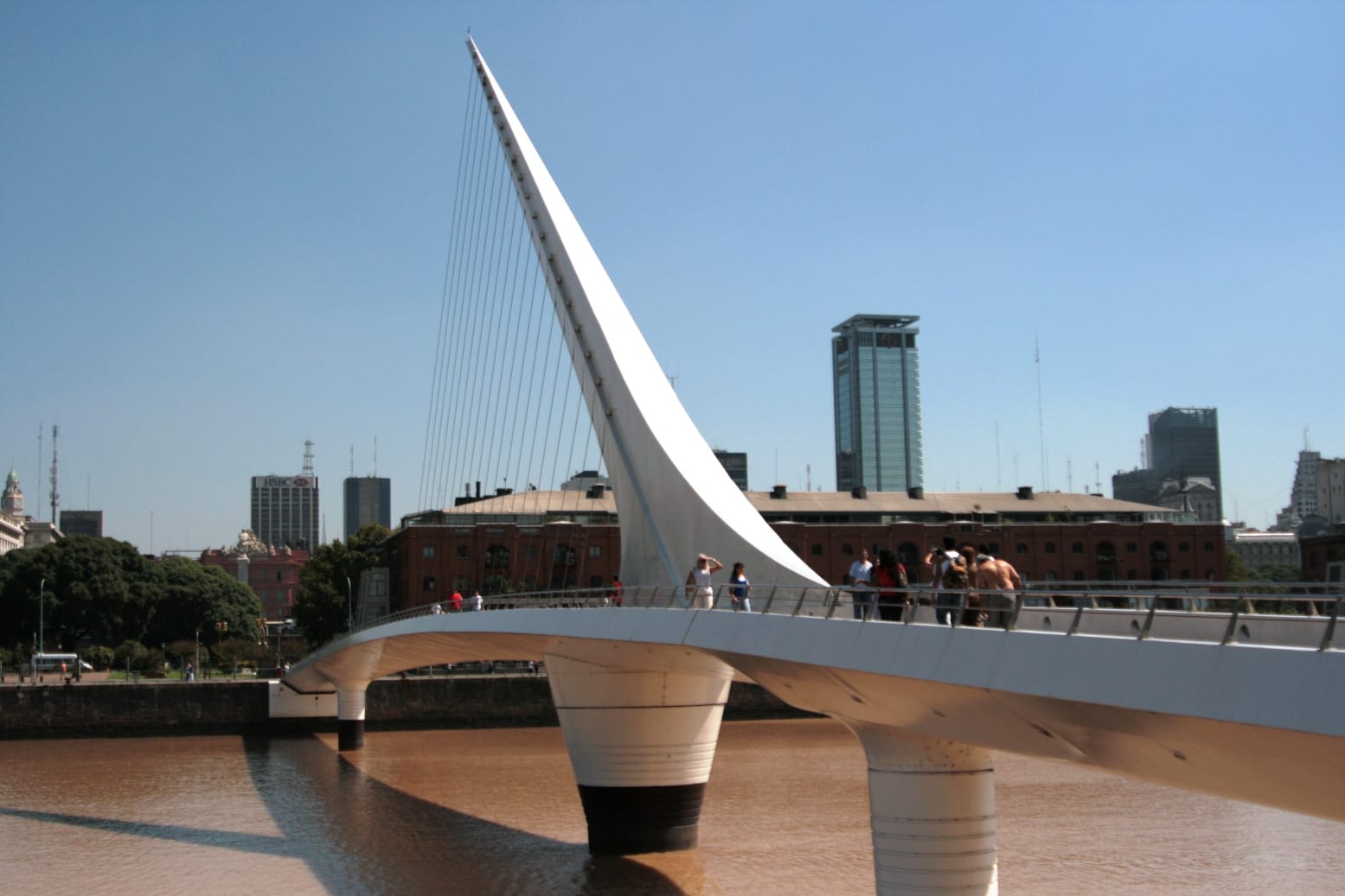 Puente de la Mujer sobre el Dique 3, obra de Santiago Calatrava