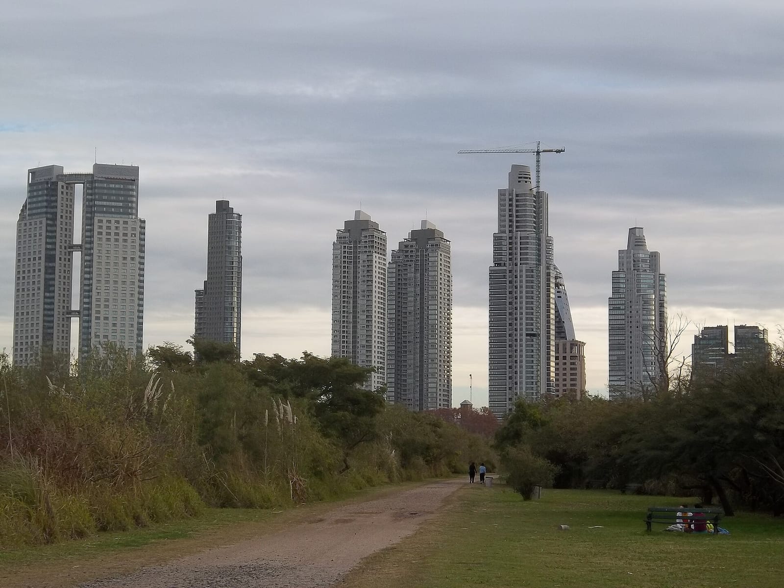 Torres residenciales de Puerto Madero Este vistas desde la Reserva Ecológica