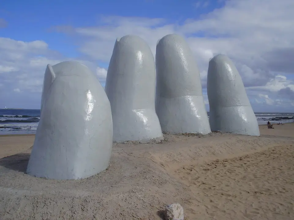 La Mano de Punta del Este, la escultura de cinco dedos emergiendo de la arena de Playa Brava, ícono del balneario uruguayo