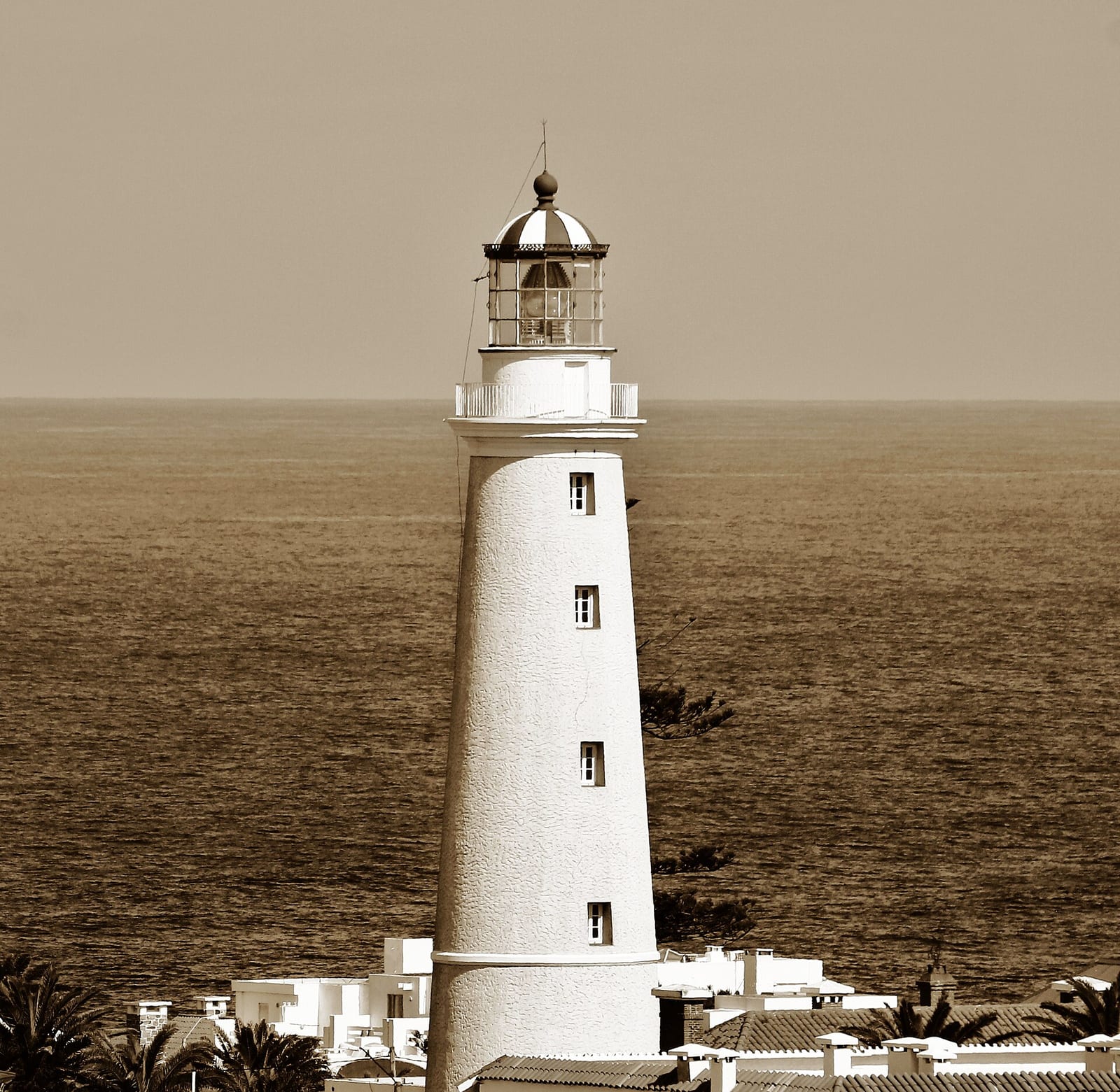 Vista aérea del Faro de Punta del Este, en la punta de la Península que divide la Mansa de la Brava