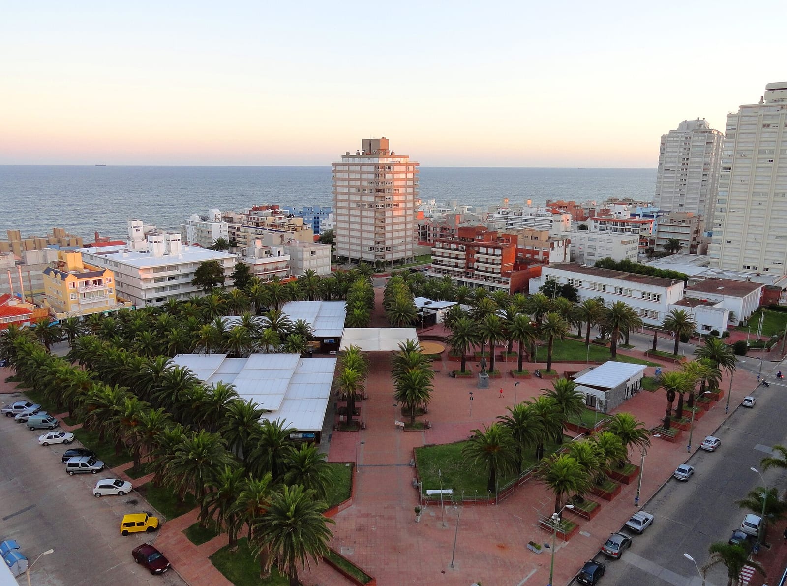 Plaza de los Artesanos en la Península de Punta del Este, espacio de encuentro y artesanías locales