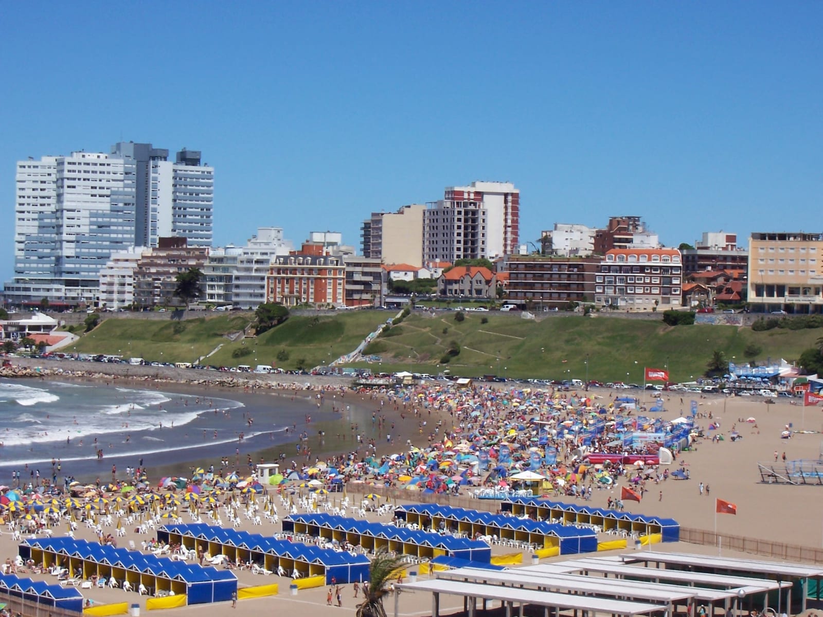 Playa de Mar del Plata con edificios de departamentos al fondo, sector costero céntrico