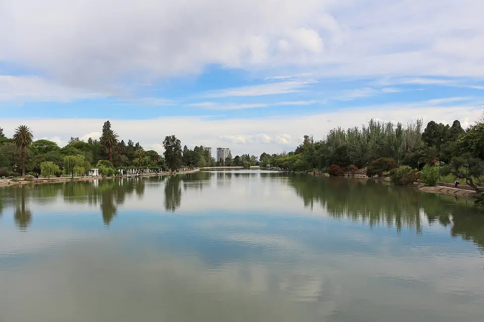 Lago artificial del Parque General San Martín, el gran pulmón verde que bordea la Quinta Sección por el oeste