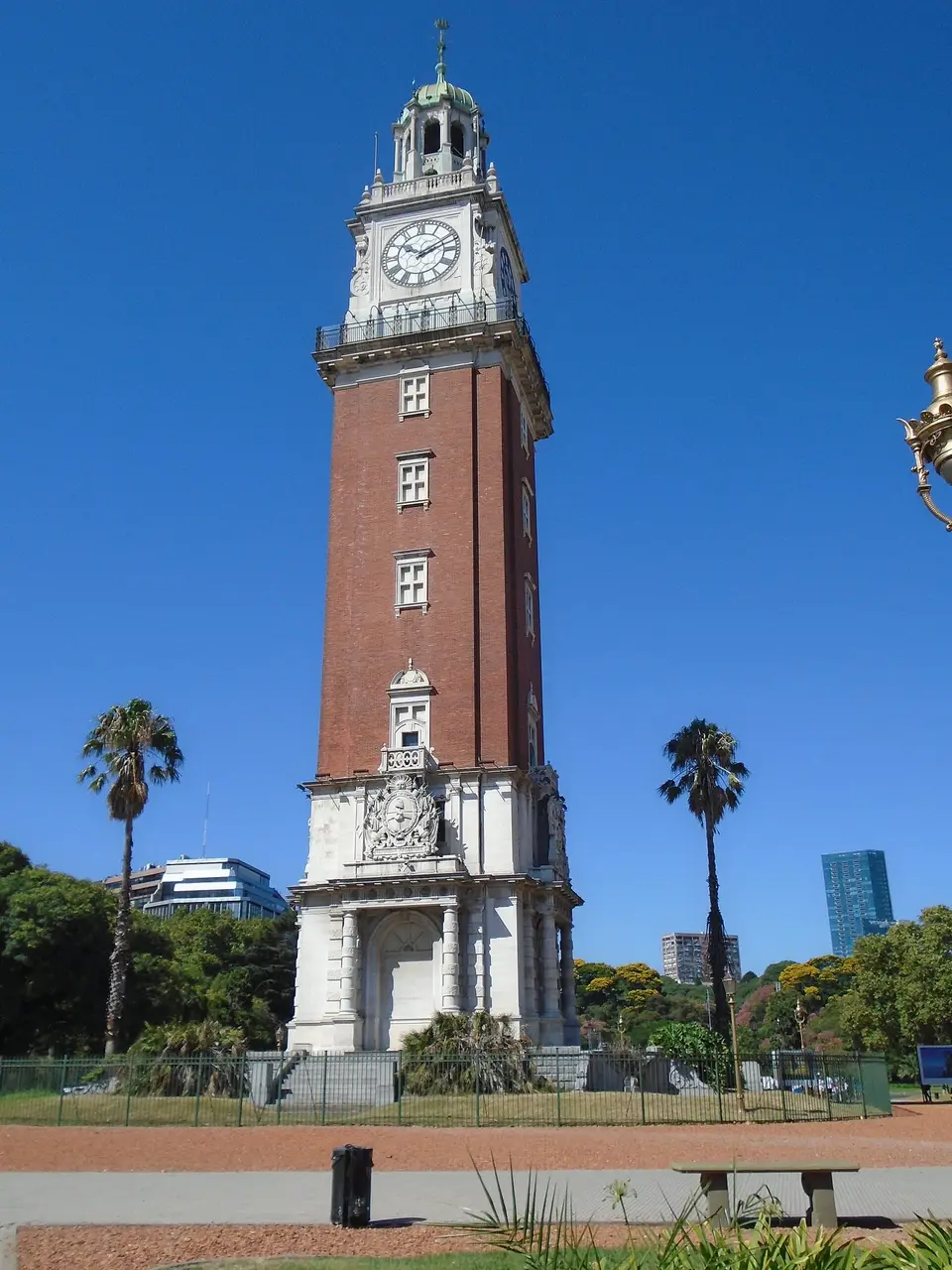La Torre Monumental junto a la Plaza San Martín en el barrio de Retiro