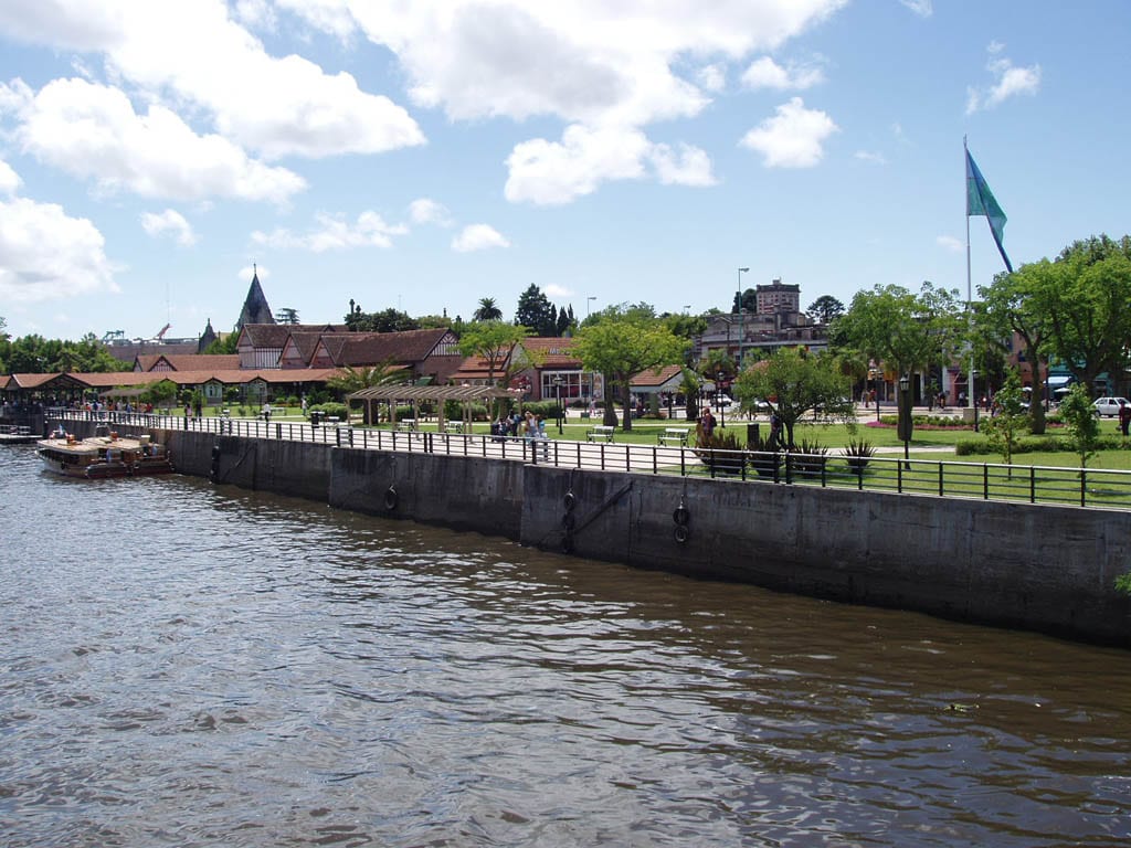 Ribera del río Tigre y muelle de pasajeros, partido de Tigre