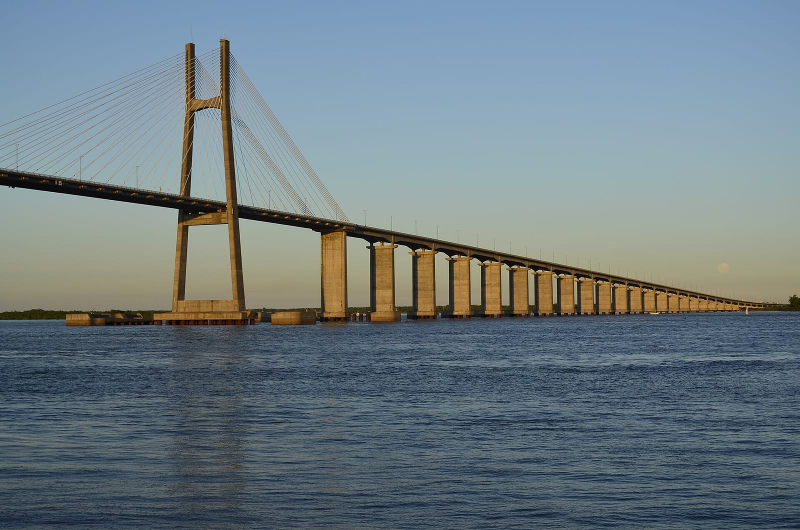 Puente Nuestra Señora del Rosario (Rosario-Victoria) y luna