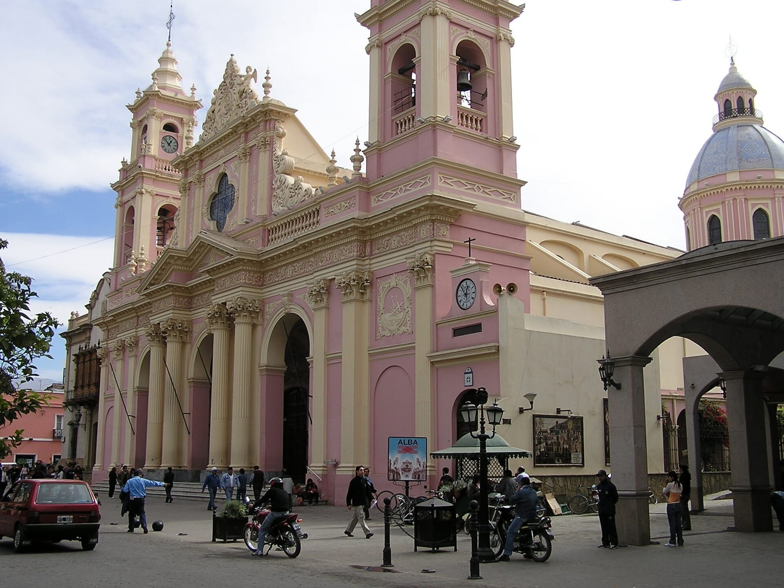 Catedral Basílica de Salta frente a la Plaza 9 de Julio, corazón del casco histórico