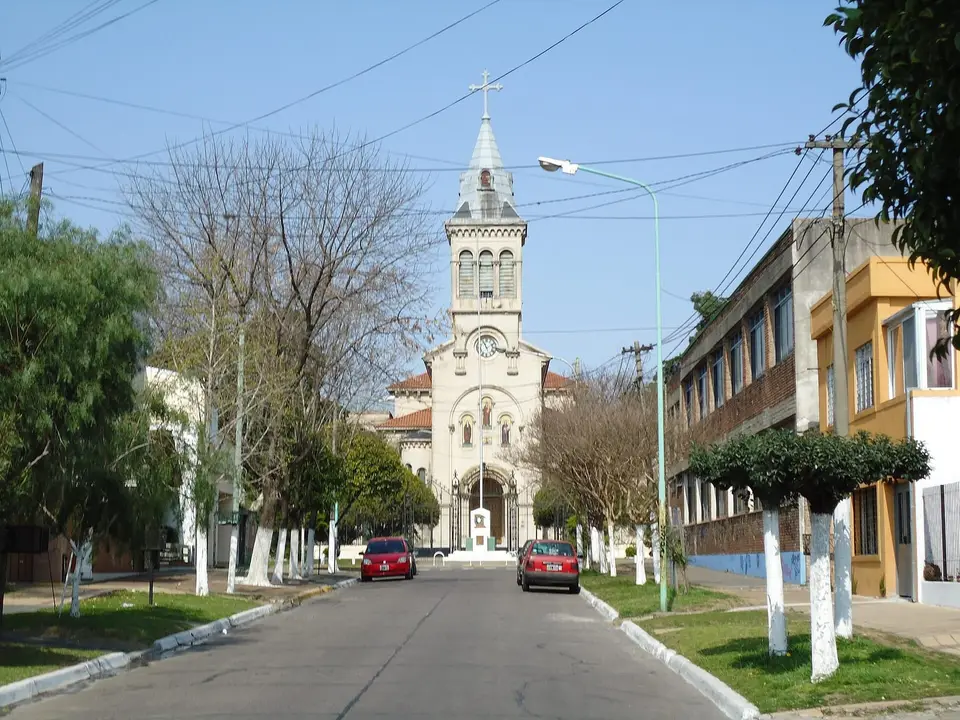 Iglesia de San Antonio de Padua en Merlo, estilo románico inaugurada en 1931