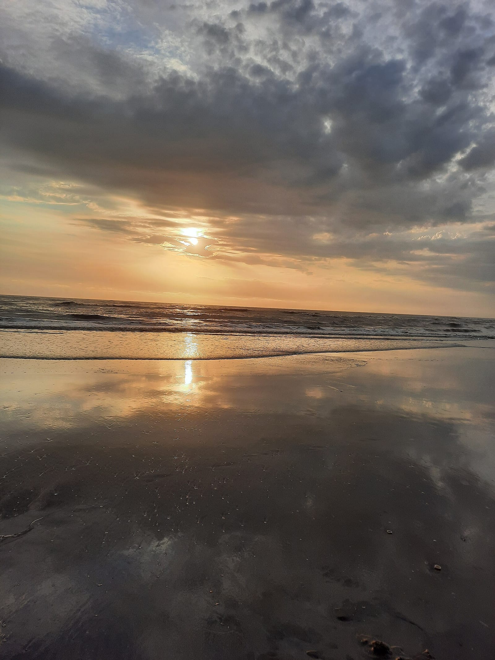 Amanecer en la playa de San Bernardo del Tuyú en la costa bonaerense