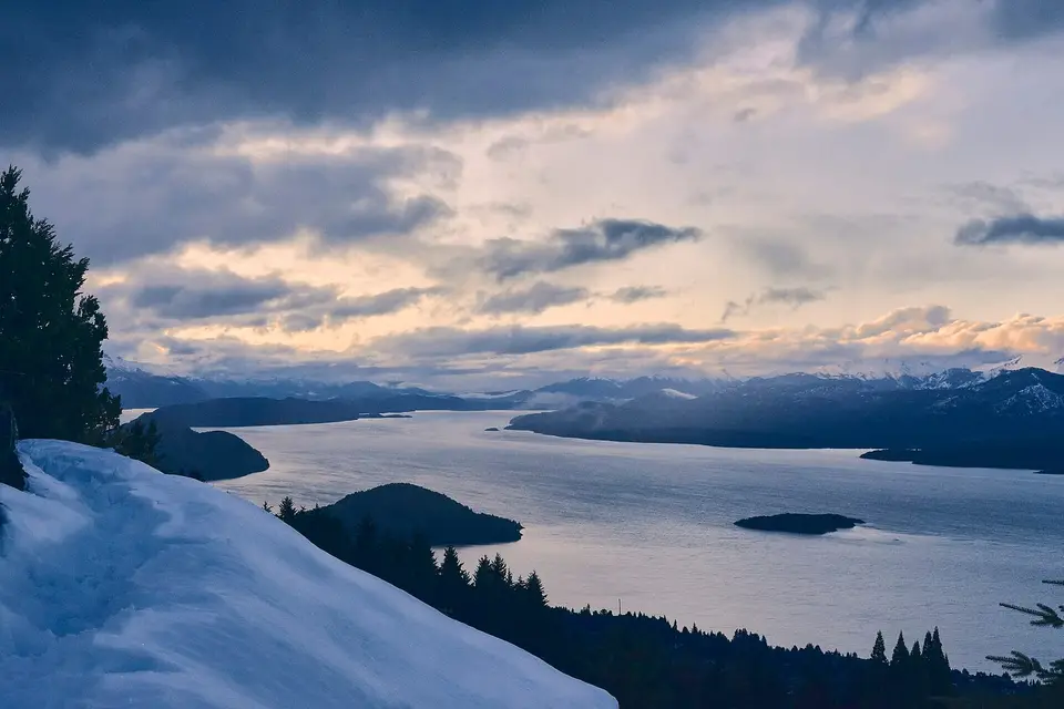 Lago Nahuel Huapi visto desde el Cerro Otto, postal icónica de Bariloche en invierno patagónico