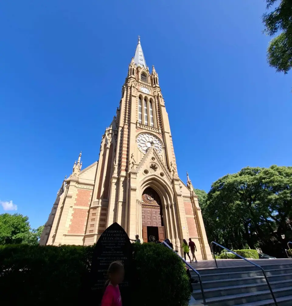 Catedral de San Isidro, templo neogótico de 1898 frente a la Plaza Mitre