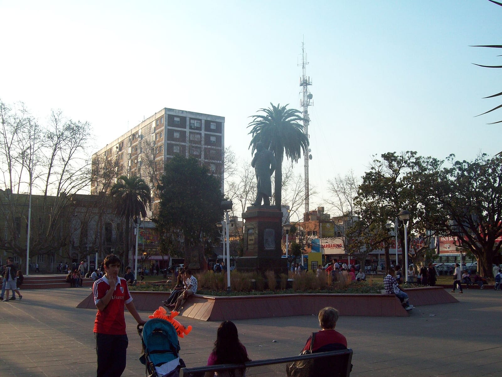 Plaza San Miguel, corazón cívico de la localidad de San Miguel, Buenos Aires