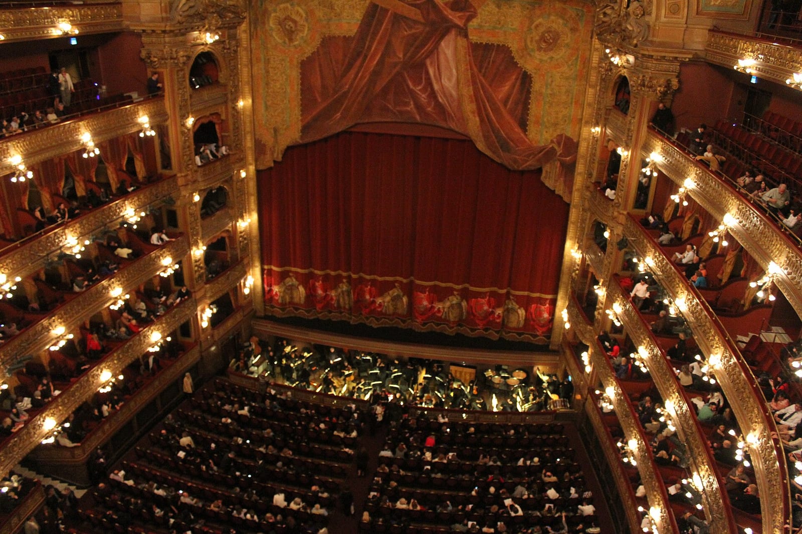 Interior del Teatro Colón, monumento nacional y uno de los mejores teatros líricos del mundo