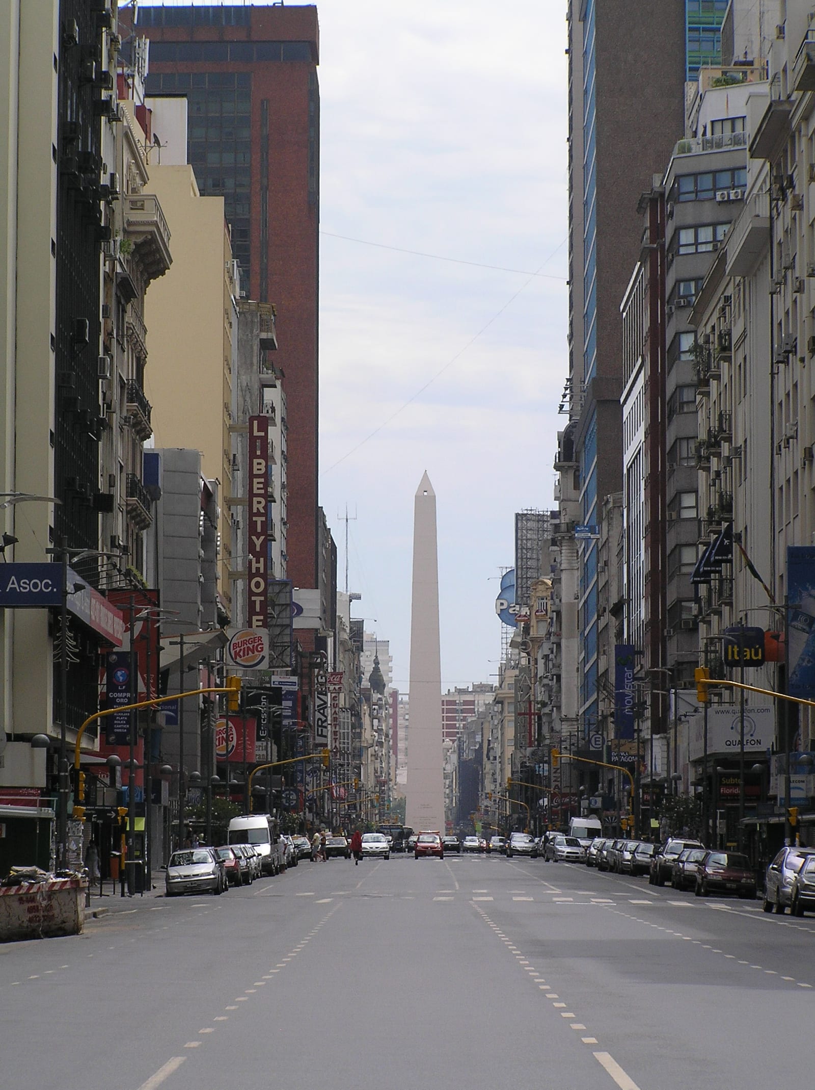 Vista del Obelisco desde la Avenida Corrientes, ícono de Buenos Aires