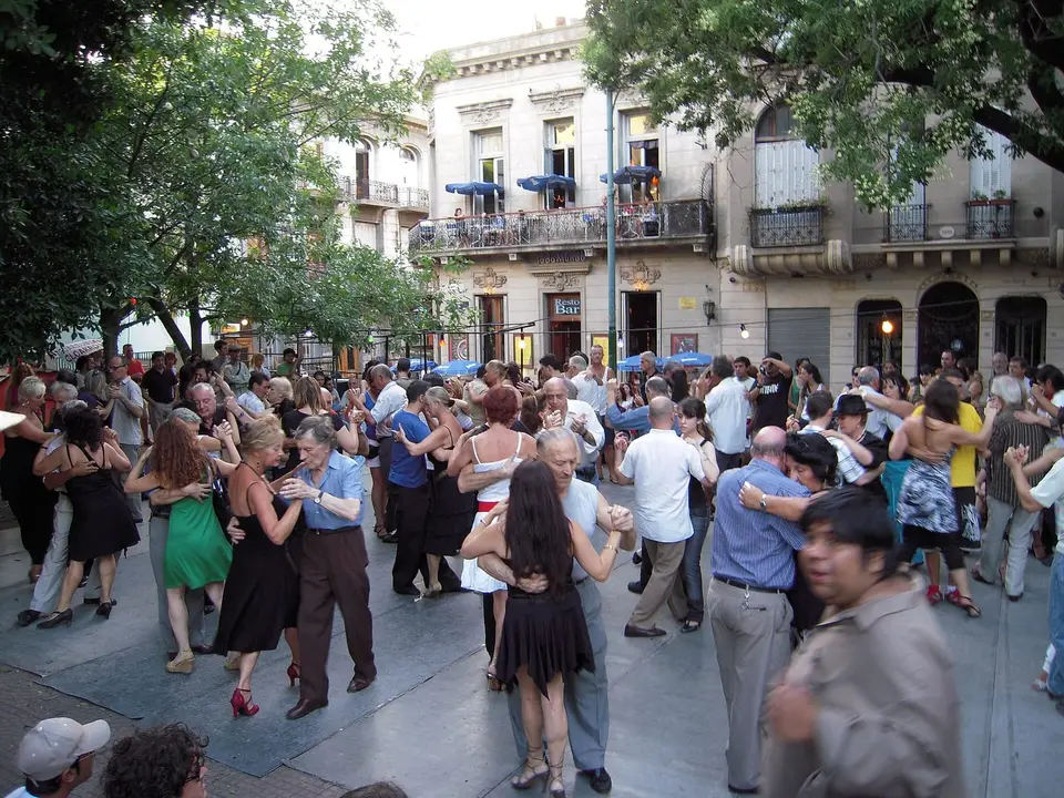 Domingo de feria y tango en Plaza Dorrego, San Telmo, Buenos Aires