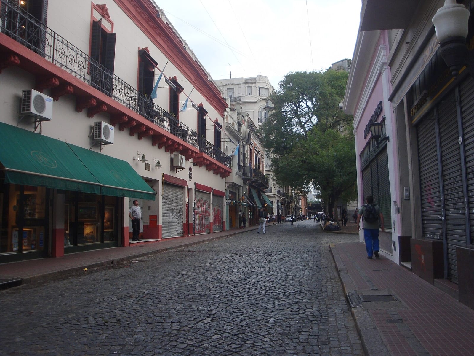 Calle Defensa a la altura de Plaza Dorrego, con el Solar de French (1762) a la izquierda
