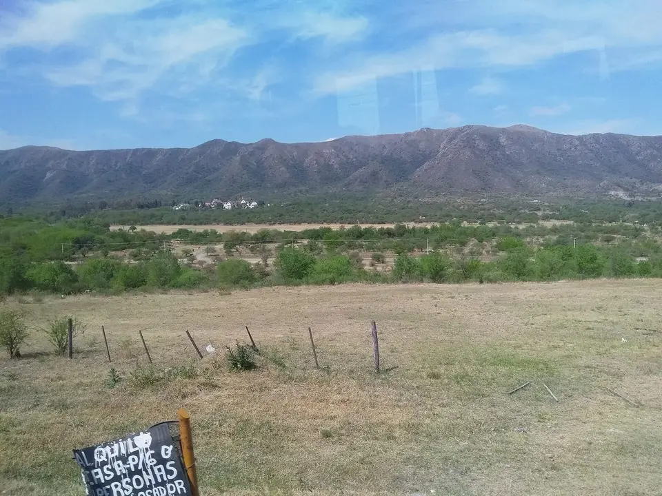 Vista de Santa María de Punilla desde la Ruta Nacional 38 con el Valle de Punilla al fondo