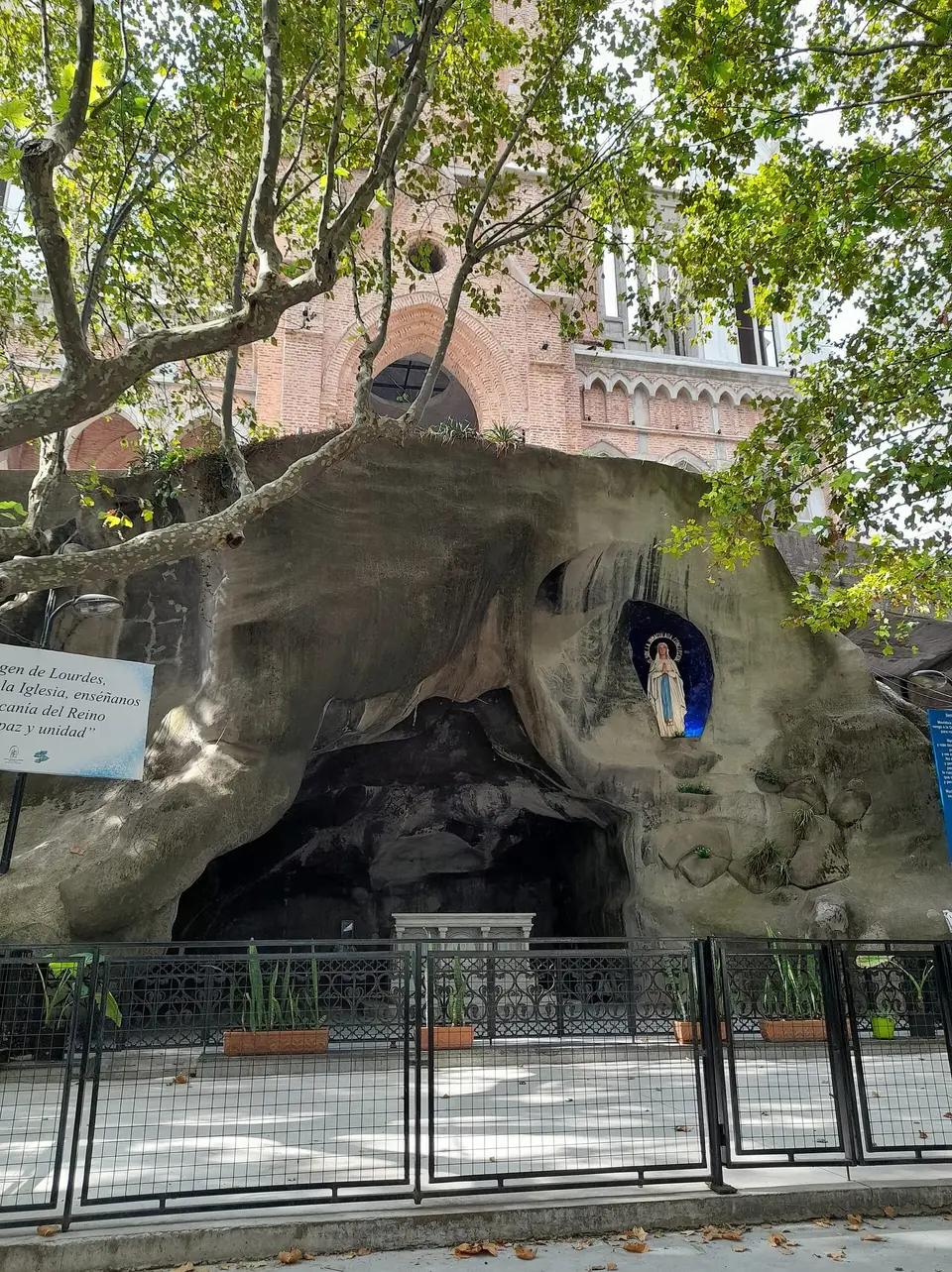 Santuario de Lourdes en Santos Lugares, gruta e iglesia