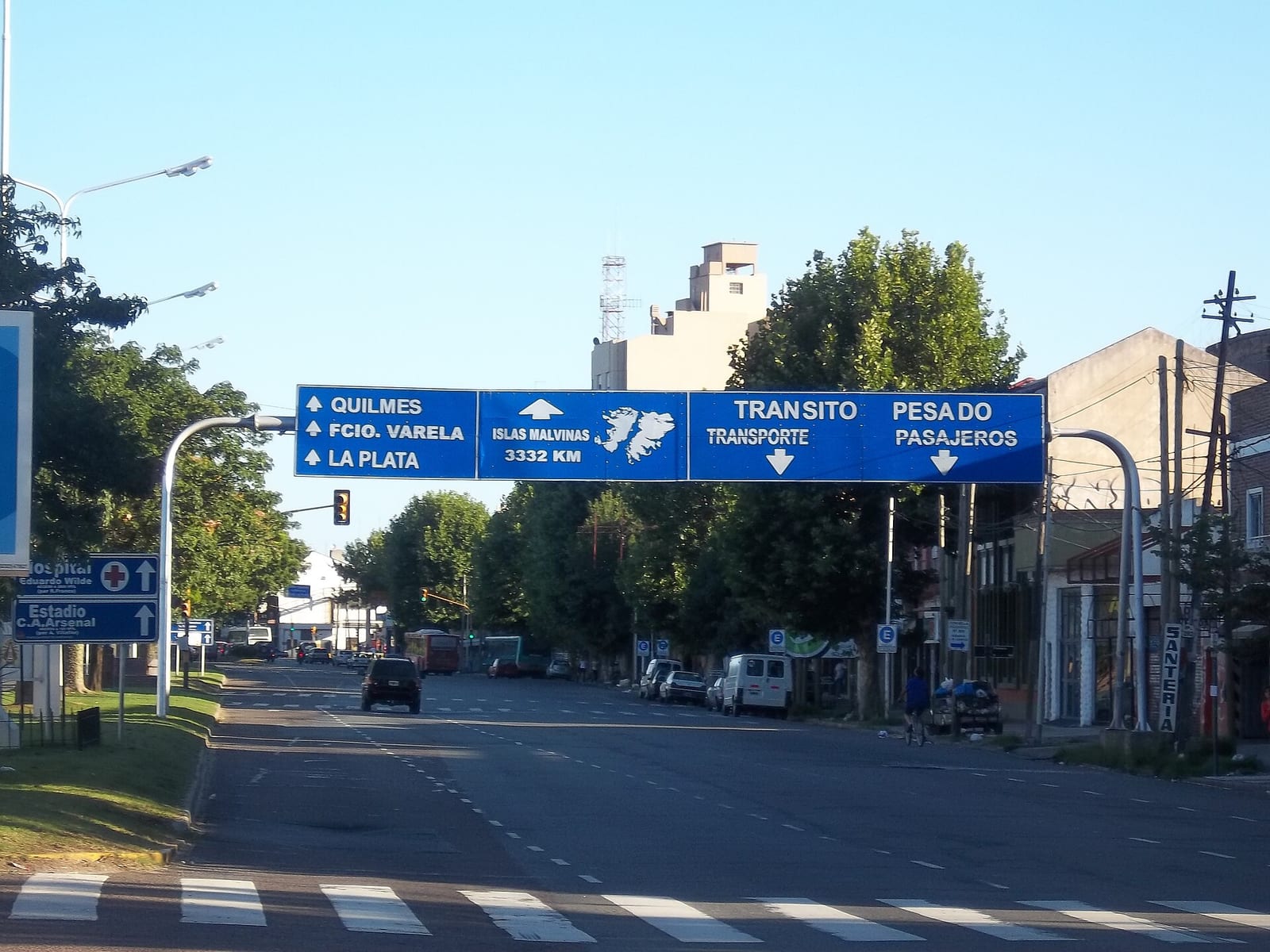 Avenida Presidente Mitre junto a la estación Sarandí del Ferrocarril General Roca, eje histórico del barrio