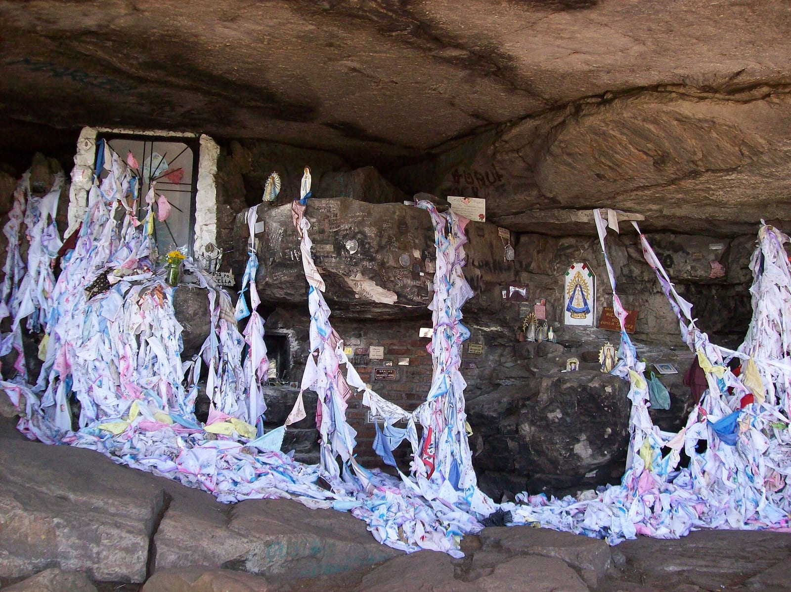 Gruta de los Pañuelos, sitio de devoción popular en Sierra de los Padres