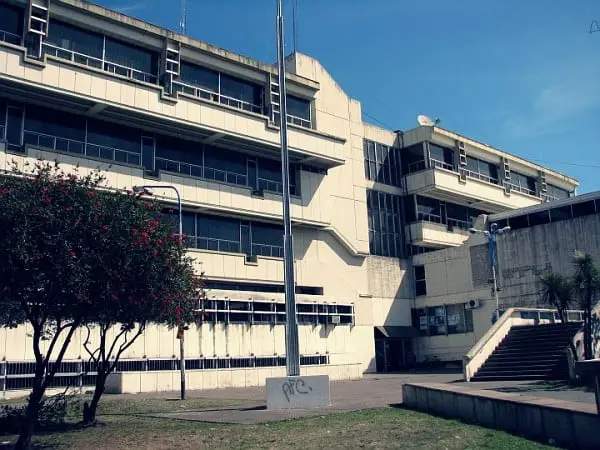 Municipalidad de Tres de Febrero en Caseros, sede del gobierno municipal