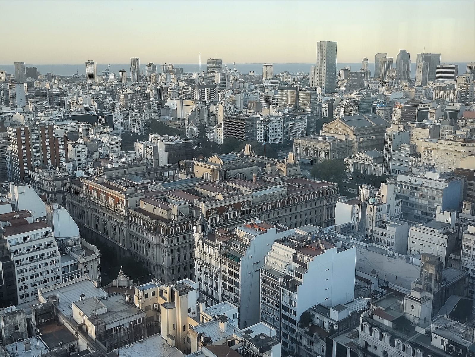 Vista aérea del Palacio de Tribunales, Teatro Colón y Plaza Lavalle