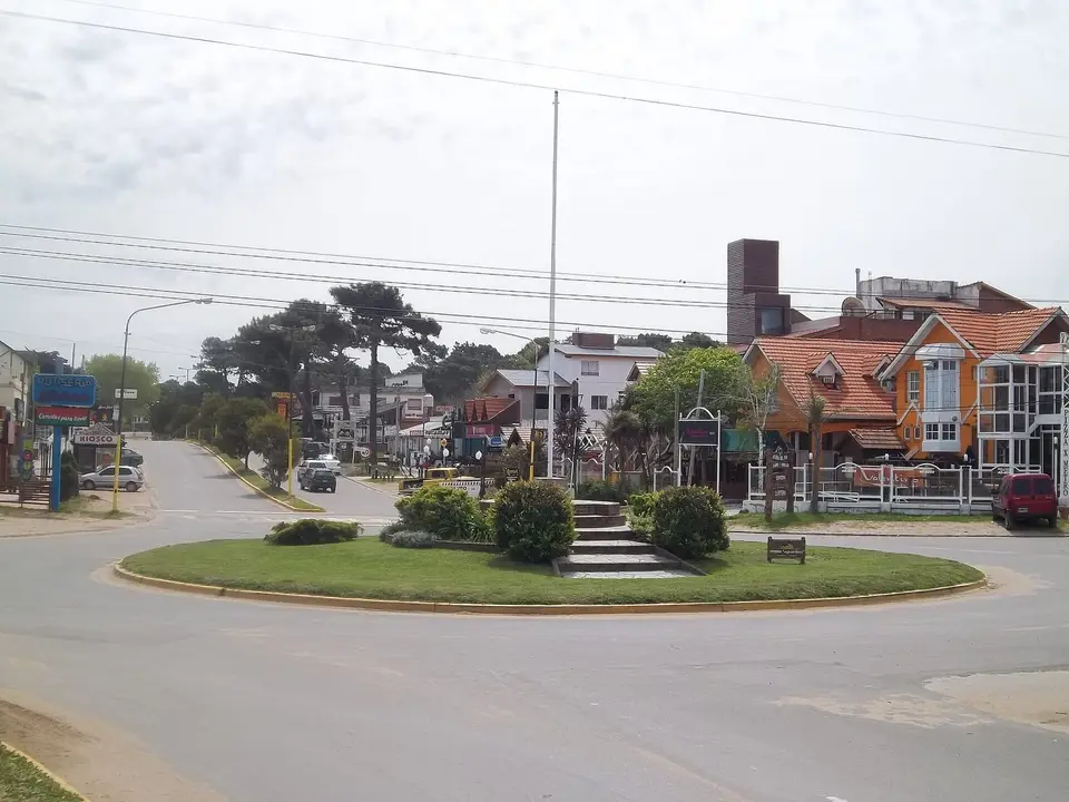 Rotonda de Azopardo y Espora, arteria principal de Valeria del Mar, Pinamar