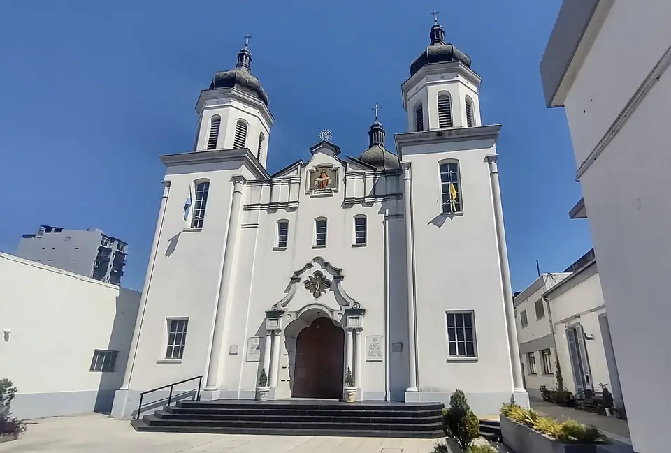Catedral Ucraniana Santa María del Patrocinio (Pokrov), ubicada en el corazón del barrio Velez Sarsfield, en Coronel Ramón L. Falcón 3960. Fue visitada por el Papa Juan Pablo II en 1987.