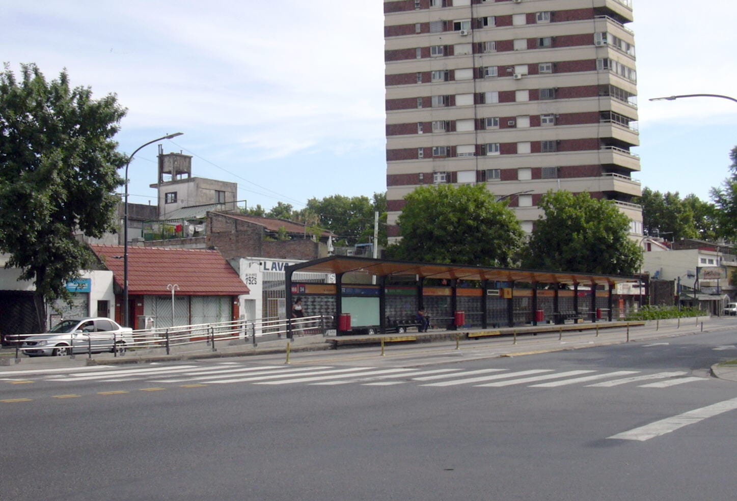 Estación Lope de Vega del Metrobus Juan B. Justo, en el límite de Velez Sarsfield, uno de los principales medios de transporte del barrio.