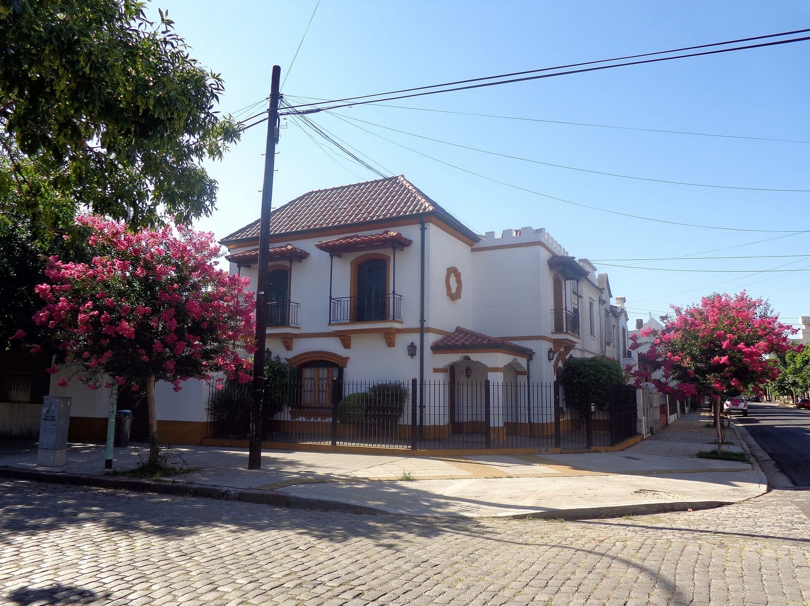 Calle típica del barrio de Versalles con adoquines y casas bajas de estilo inglés