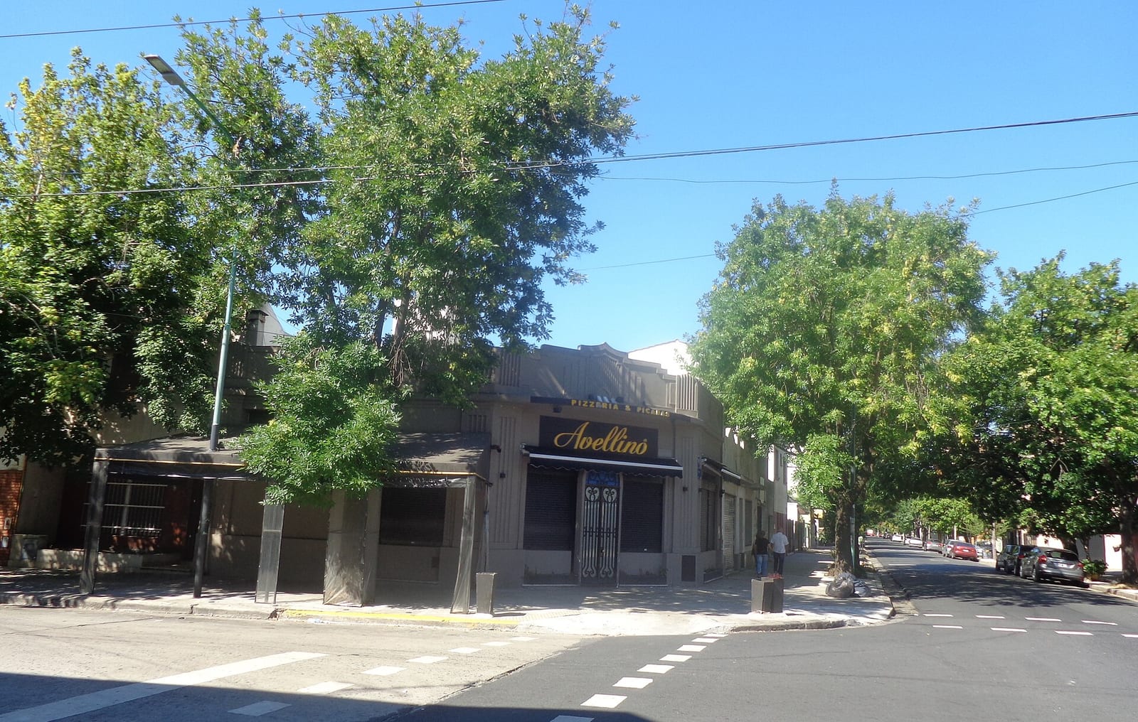 Escena de calle en Versalles, Buenos Aires, con casas de estilo colonial e inglés