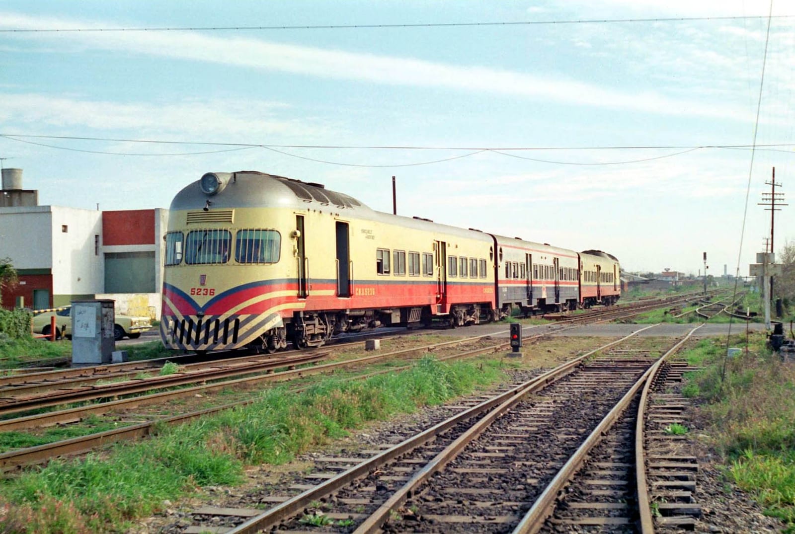 Tren de la Línea Mitre cruzando un paso a nivel en Victoria