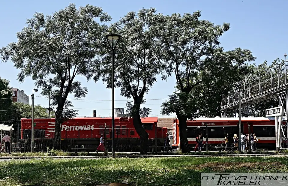 Tren local detenido en la estación Villa Adelina, línea Belgrano Norte